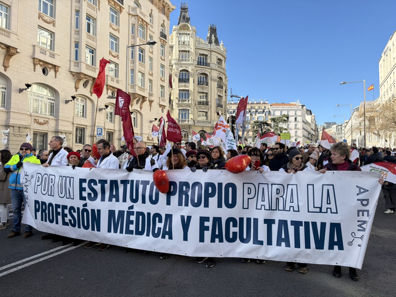 Manifestación de médicos con pancarta en Madrid pidiendo derechos laborales