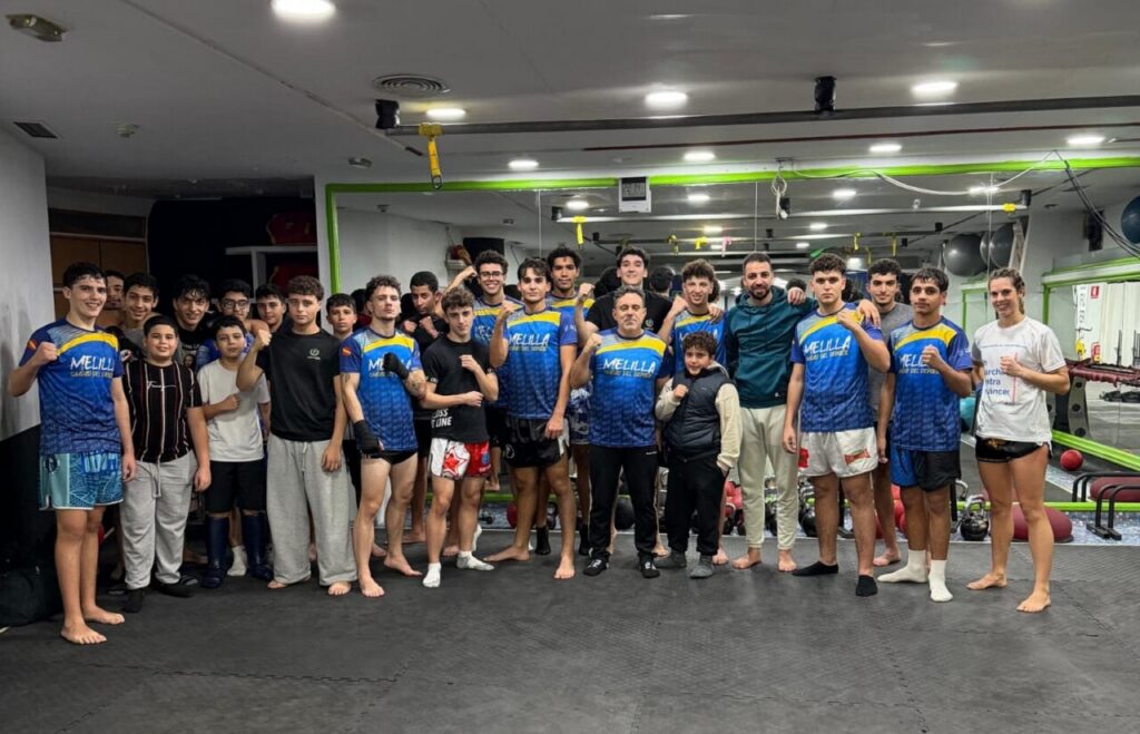 Grupo de deportistas del Club Olympic Center de Melilla en entrenamiento de kick-boxing.