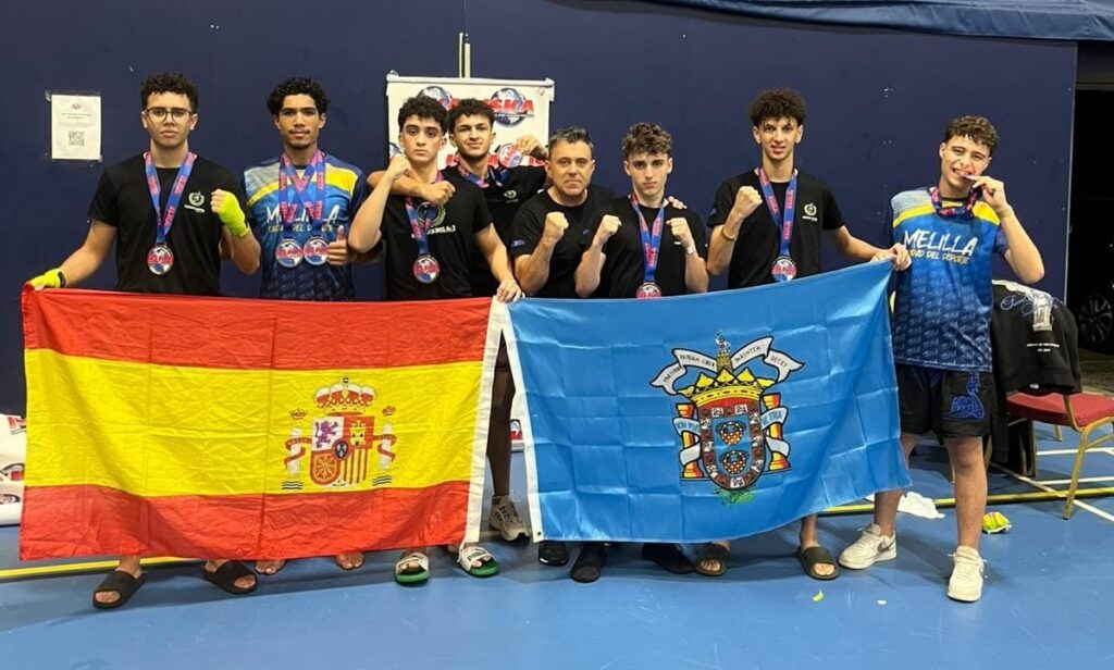 Equipo del Club Olympic Center de Melilla con medallas y banderas