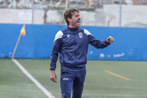 Pepe Arredondo dirigiendo a su equipo en el campo de fútbol