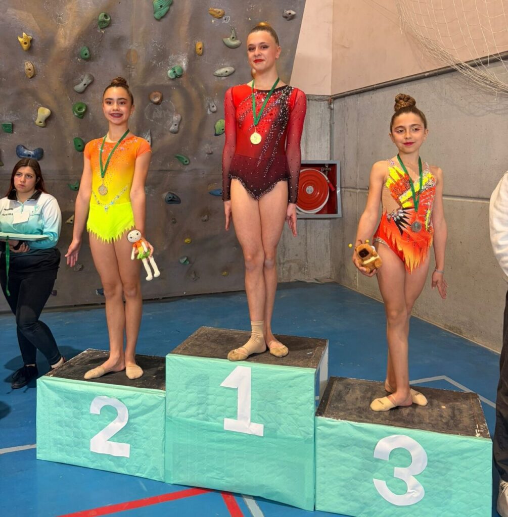 Gimnastas del Club Ágora Melilla en el podio tras el torneo en Dúrcal