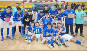 Equipo de fútbol sala Peña Real Madrid celebrando una victoria