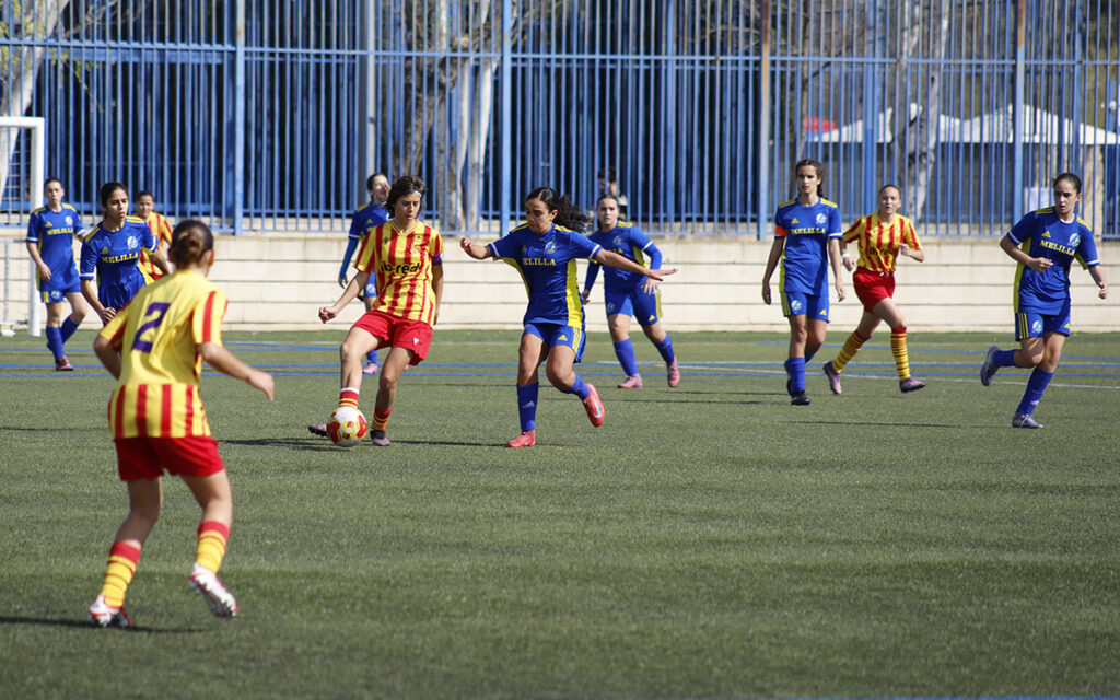 Jugadoras de la selección Sub-14 de Melilla en un partido de fútbol femenino
