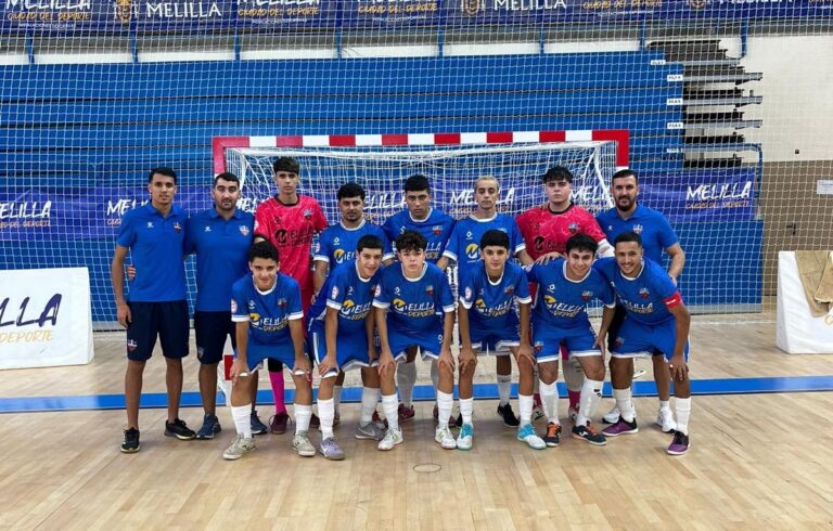 Equipo de fútbol sala C.F. Rusadir posando en el Pabellón Javier Imbroda