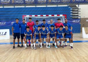 Equipo del C.F. Rusadir posando en la cancha de fútbol sala