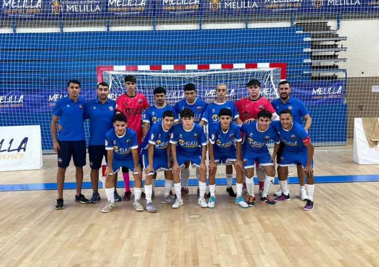 Equipo del C.F. Rusadir posando en la cancha de fútbol sala