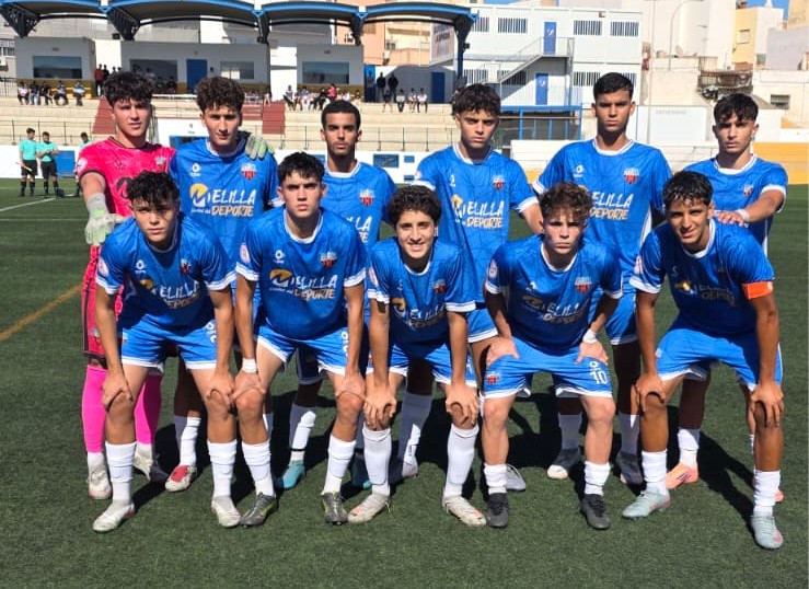 Equipo de fútbol del C.F. Rusadir posando en el campo