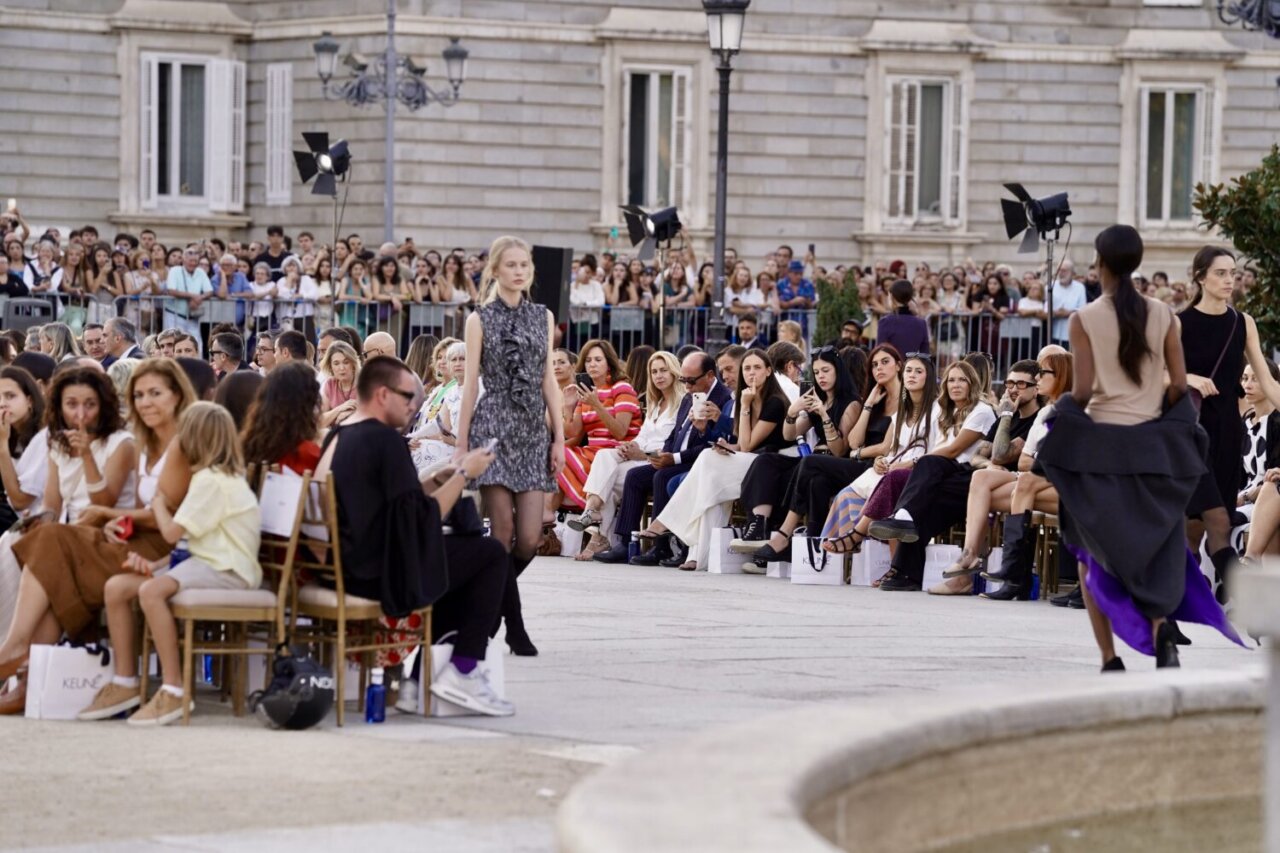 Desfile inaugural de la Semana de la Moda de Madrid en la plaza de España