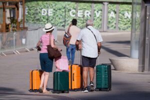 Pareja de turistas caminando con maletas en Madrid