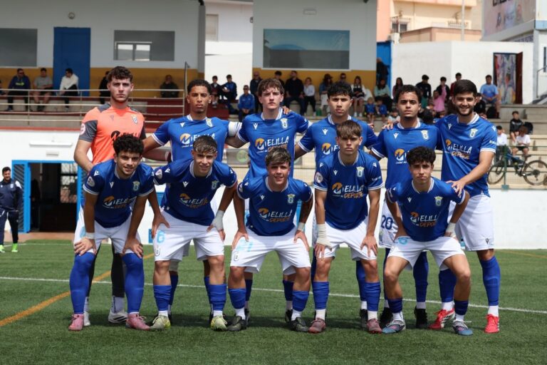 Equipo juvenil de la Unión Deportiva Melilla posando en el campo