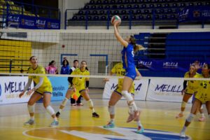 Jugadora del Club Voleibol Melilla saltando para rematar en un partido