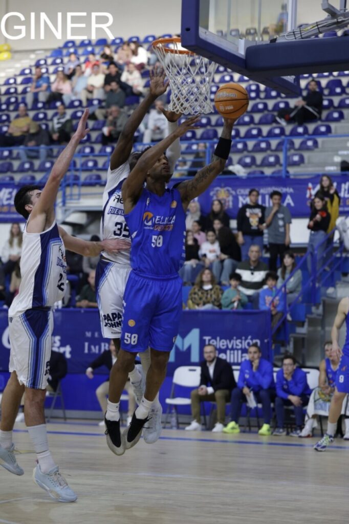 Jugador del Melilla Baloncesto anotando en un partido contra Fuenlabrada
