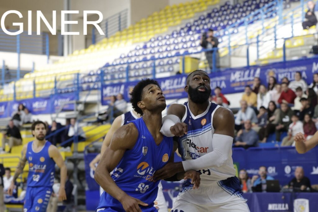 Jugadores de baloncesto compitiendo en un partido del Melilla Baloncesto