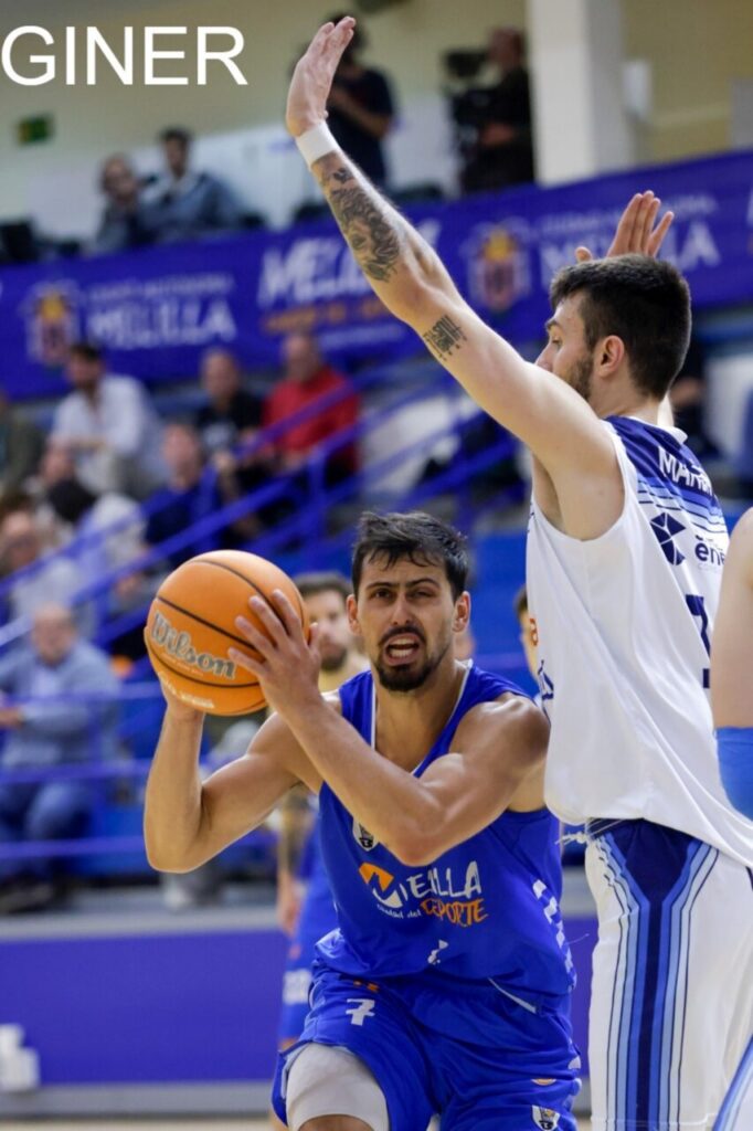 Jugador del Melilla Baloncesto en acción durante un partido