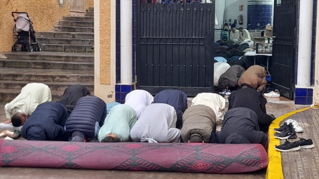 Fieles musulmanes rezando durante el Eid el-Fitr en Melilla