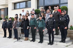 Grupo de personas en un acto público con policías y ciudadanos