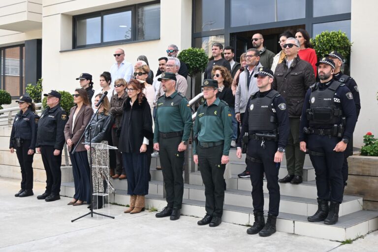 Grupo de personas en un acto público con policías y ciudadanos