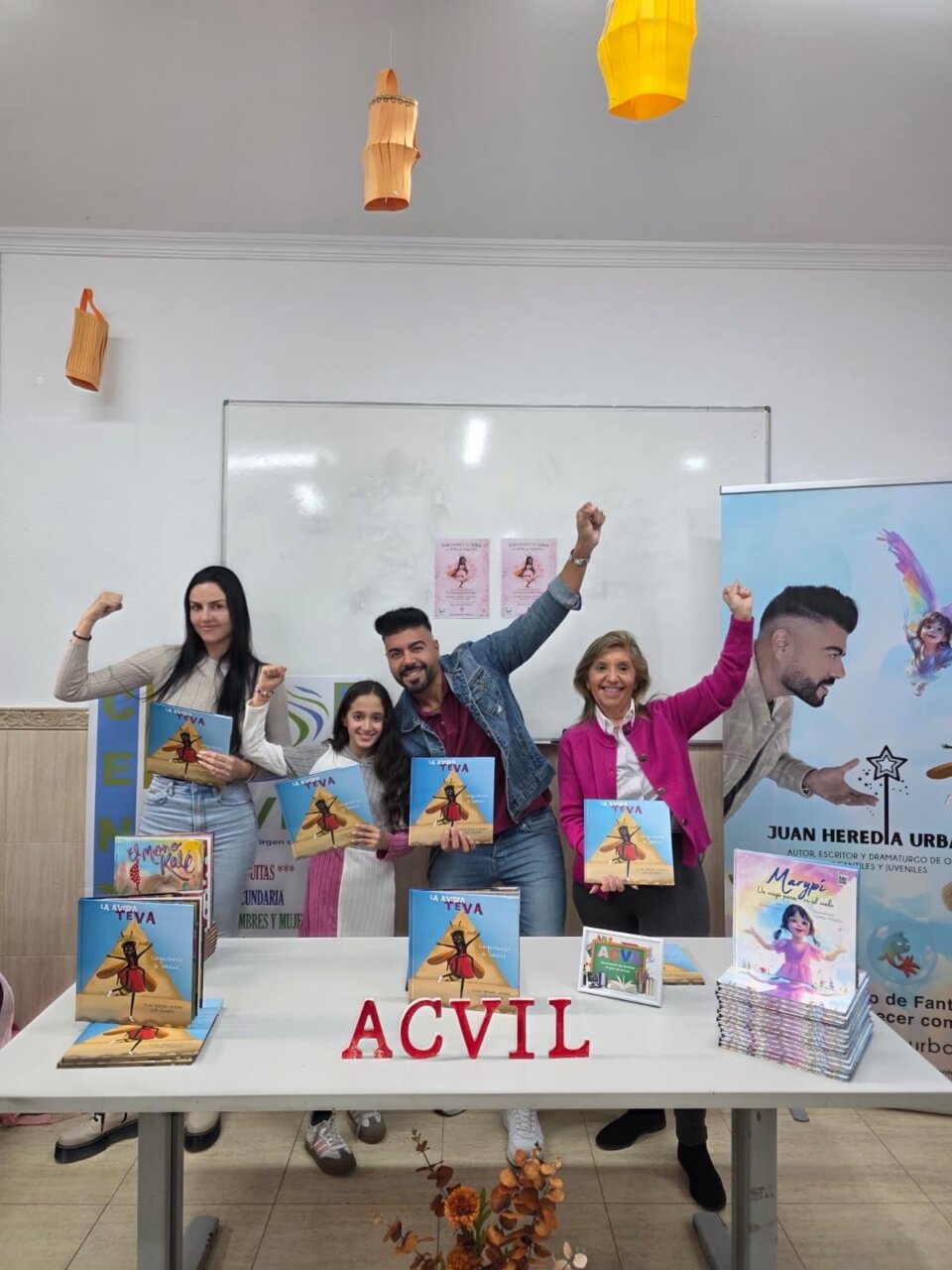 Miembros de ACVIL celebrando el Día de la Mujer con libros y sonrisas