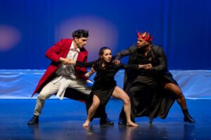 Actores en escena durante la adaptación de Hamlet por Sibila Teatro