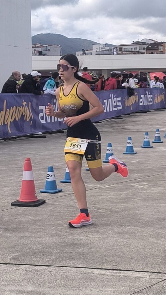 Adriana Mellado corriendo en el Campeonato de España de Duatlón en Avilés