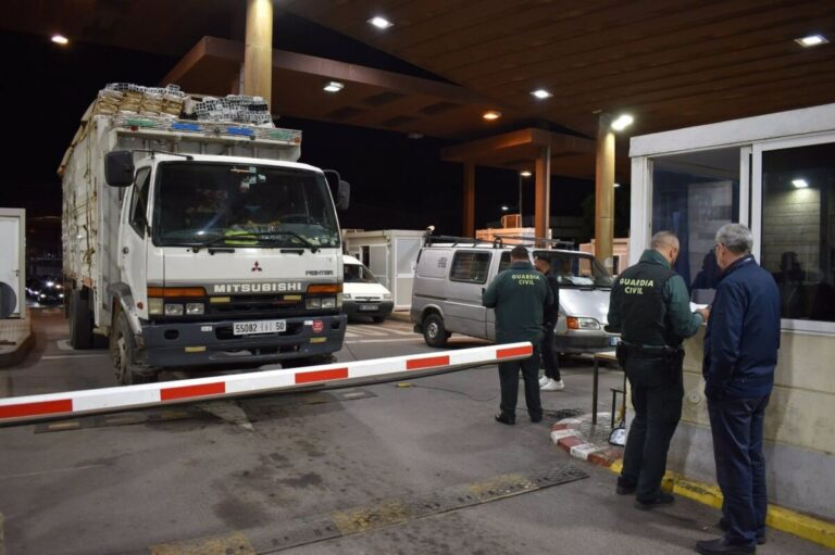 Camión en la aduana de Melilla con guardias civiles y vehículos