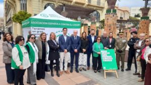Grupo de personas en evento de concienciación sobre cáncer colorrectal en Melilla