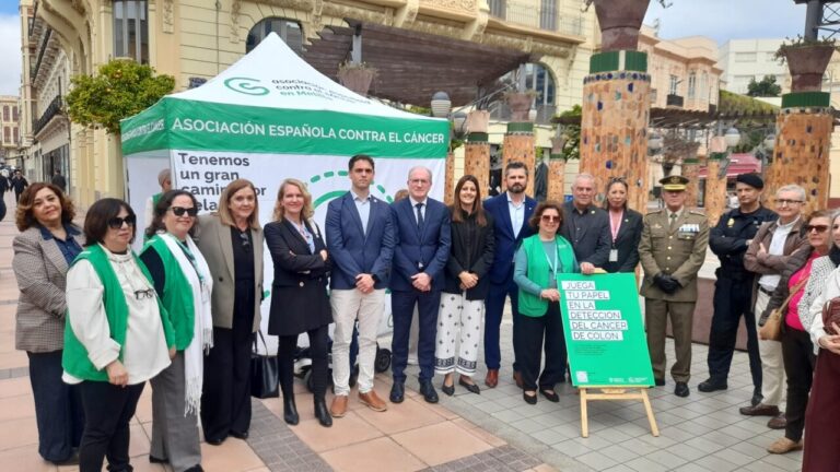 Grupo de personas en evento de concienciación sobre cáncer colorrectal en Melilla