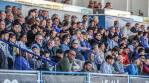 Aficionados animando en el Estadio Álvarez Claro durante un partido