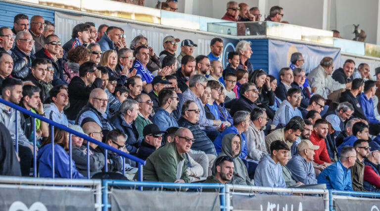 Aficionados animando en el Estadio Álvarez Claro durante un partido