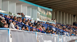 Aficionados en las gradas del Estadio Municipal Álvarez Claro durante un partido