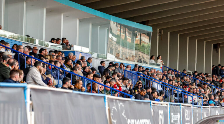 Aficionados en las gradas del Estadio Municipal Álvarez Claro durante un partido