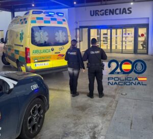Agentes de la Policía Nacional junto a una ambulancia en urgencias