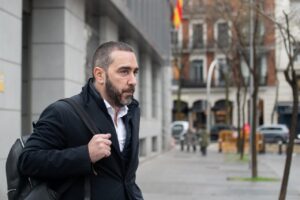 Víctor de Aldama caminando hacia la Audiencia Nacional en Madrid