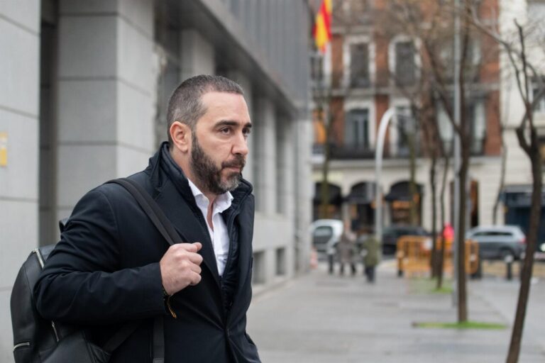 Víctor de Aldama caminando hacia la Audiencia Nacional en Madrid