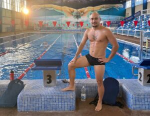 Alejandro Fernández posando junto a la piscina antes de competir