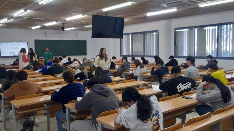 Estudiantes de bachillerato compitiendo en las Olimpiadas de Economía en Melilla