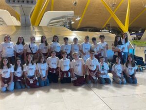 Grupo de estudiantes del Colegio Buen Consejo en el aeropuerto listos para viajar a Irlanda