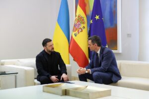 Pedro Sánchez y un líder ucraniano discutiendo apoyo militar en una reunión