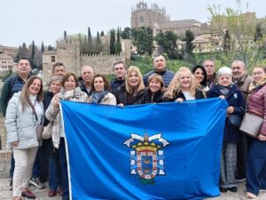 Grupo de antiguos alumnos de la Guardia Civil con bandera en Toledo