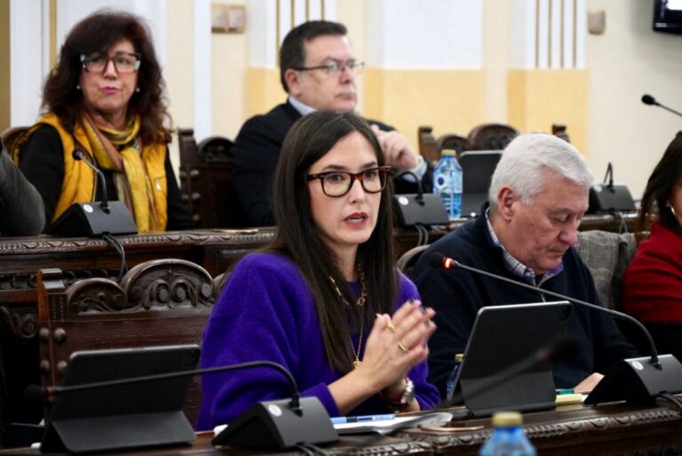 Diputada en la Asamblea de Melilla discutiendo sobre el manifiesto del 8M