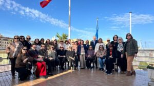 Grupo de amas de casa celebrando el Día Internacional de la Mujer