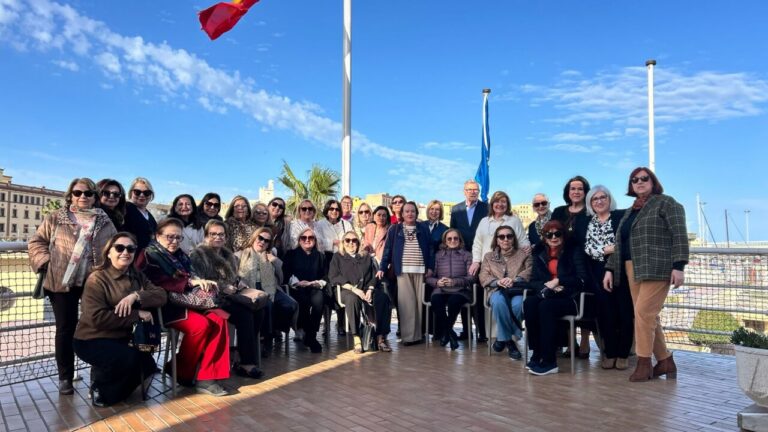 Grupo de amas de casa celebrando el Día Internacional de la Mujer