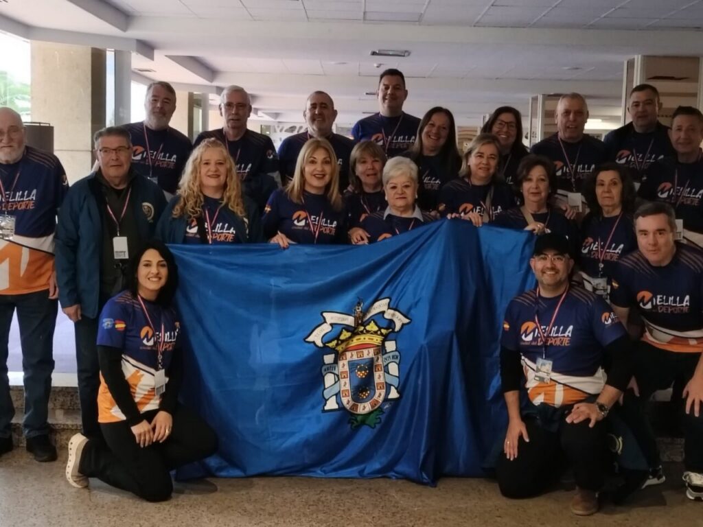 Grupo de antiguos alumnos de la Guardia Civil de Melilla en un evento