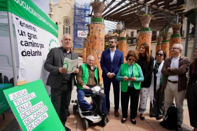 Evento de la Asociación Española Contra el Cáncer con varias personas presentes