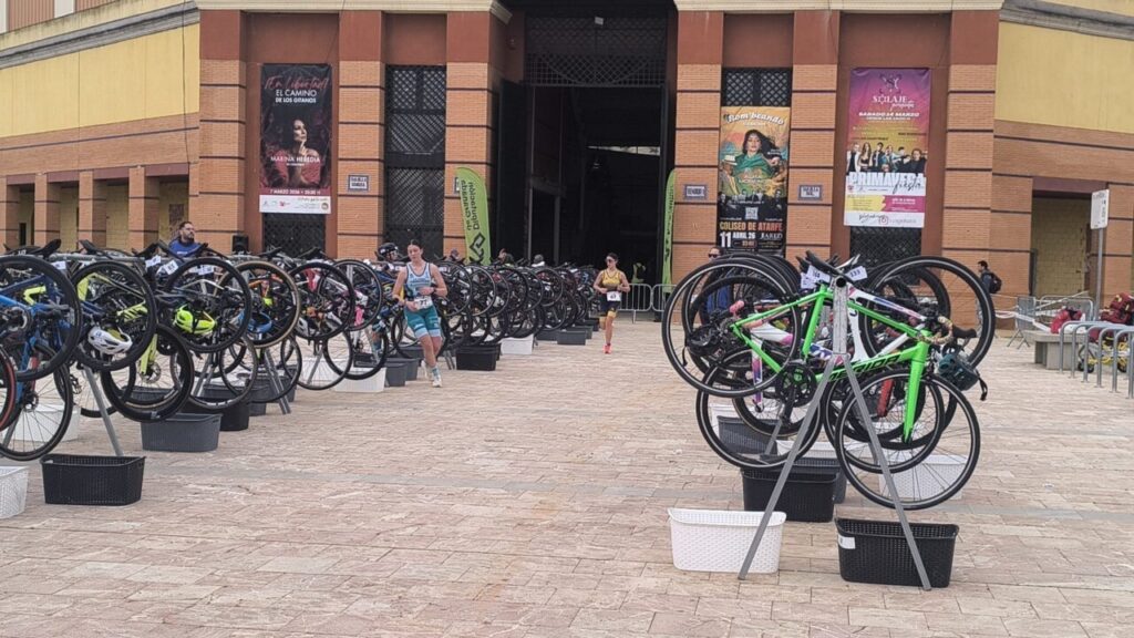 Competidores en el VI Duatlón de Atarfe con bicicletas en el fondo