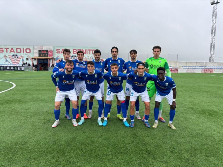 Jugadores del U.D. Melilla B en el campo de San Benito