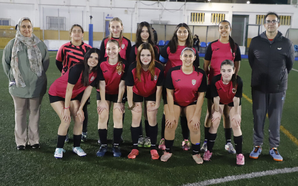 Equipo femenino de fútbol del ATM Melilla posando en el campo
