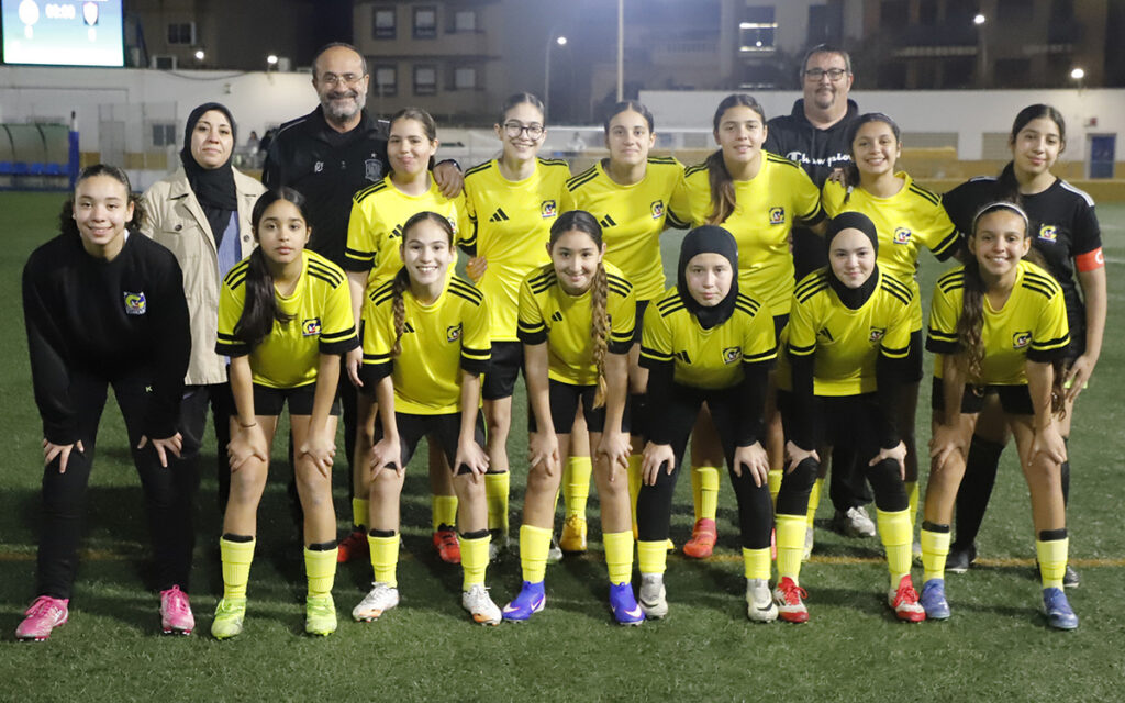 Equipo femenino del ATM Melilla en el campo de fútbol
