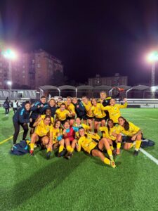 Jugadoras del ATM Melilla celebrando en el campo de fútbol