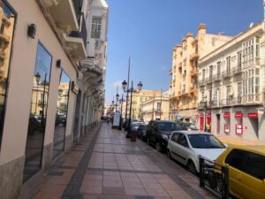 Vista de la Avenida de Melilla con coches y edificios